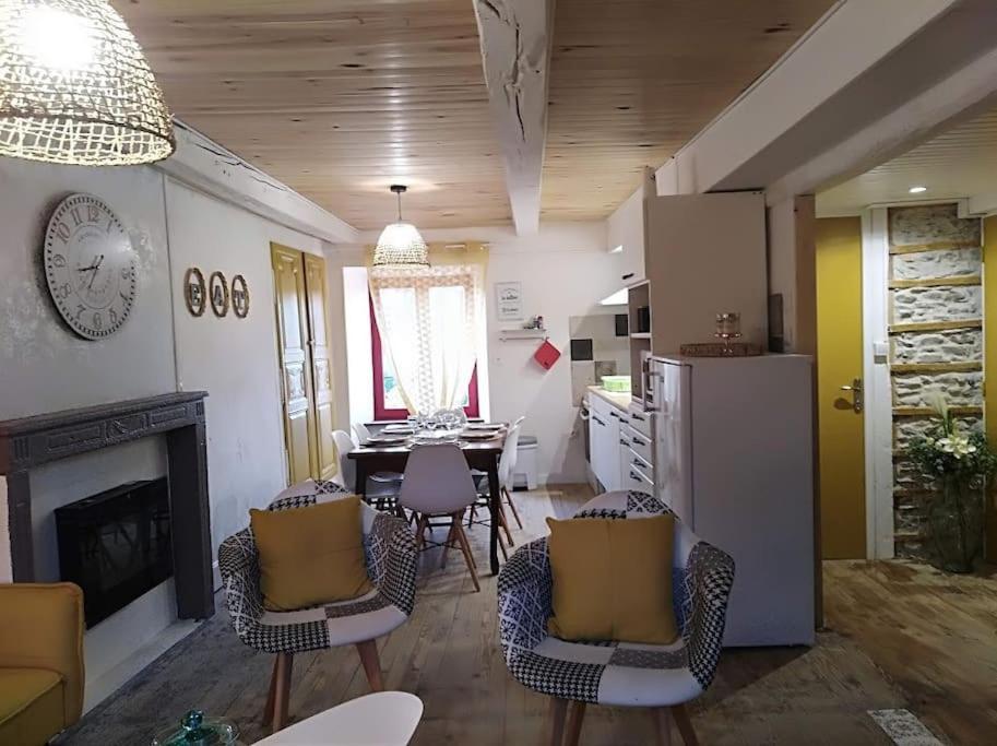 Appartement cozy dans maison privée Tauves Exterior foto