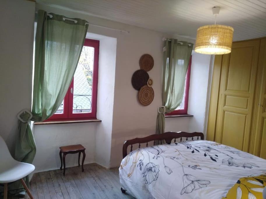 Appartement cozy dans maison privée Tauves Exterior foto