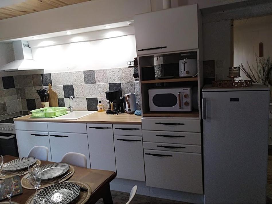 Appartement cozy dans maison privée Tauves Exterior foto
